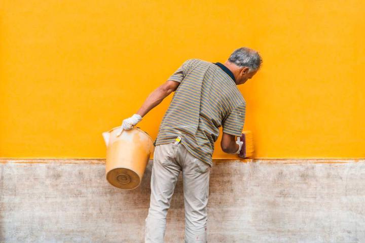 Je réalise des travaux de peinture extérieure sur différents types de surfaces.